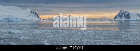 L'Antartide, al di sotto del circolo antartico. Penisola antartica, Marguerite Bay, Stonington Island. Crepuscolo polare su ghiacciaio riempito bay. Foto Stock