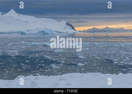 L'Antartide, al di sotto del circolo antartico. Penisola antartica, Marguerite Bay, Stonington Island. Crepuscolo polare su ghiacciaio riempito bay. Foto Stock