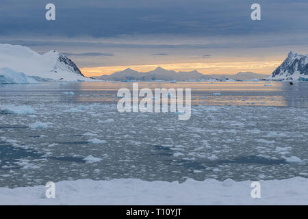 L'Antartide, al di sotto del circolo antartico. Penisola antartica, Marguerite Bay, Stonington Island. Crepuscolo polare su ghiacciaio riempito bay. Foto Stock