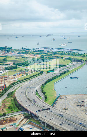 01 maggio 2018 - Vista dello stretto paesaggio aeree sottosviluppate, regione di pianificazione oltre a Marina Bay ed il centro di nucleo di Singapore Foto Stock