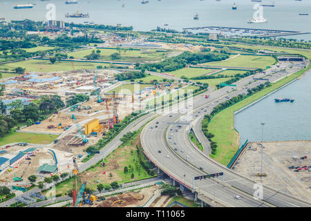 01 maggio 2018 - Vista dello stretto paesaggio aeree sottosviluppate, regione di pianificazione oltre a Marina Bay ed il centro di nucleo di Singapore Foto Stock