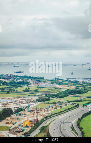 01 maggio 2018 - Vista dello stretto paesaggio aeree sottosviluppate, regione di pianificazione oltre a Marina Bay ed il centro di nucleo di Singapore Foto Stock
