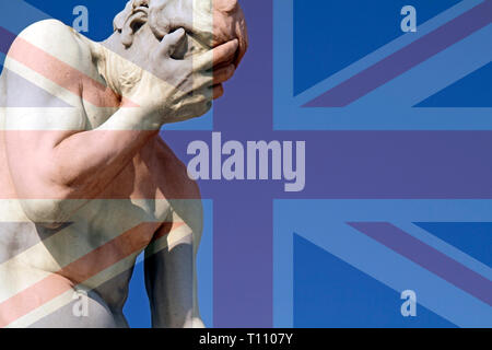 Facepalm e Brexit - Unione Jack su una statua con la sua testa nelle sue mani Foto Stock