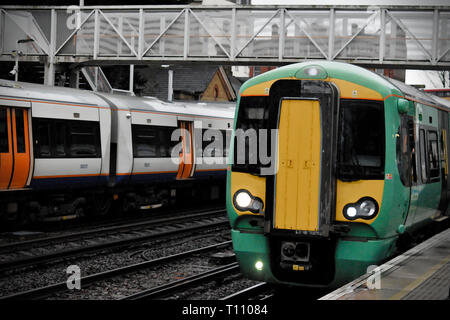 Treno in avvicinamento al London Bridge stazione ferroviaria attraversando il binario ferroviario punti al di sotto del segnale a sud del gantry Londra Inghilterra REGNO UNITO Foto Stock