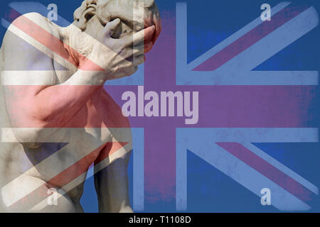 Facepalm e Brexit - Unione Jack su una statua con la sua testa nelle sue mani Foto Stock