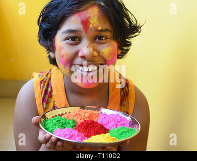 Ragazza indiana godendo holi, festival di colori. Foto Stock