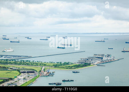 01 maggio 2018 - Vista dello stretto paesaggio aeree sottosviluppate, regione di pianificazione oltre a Marina Bay ed il centro di nucleo di Singapore Foto Stock