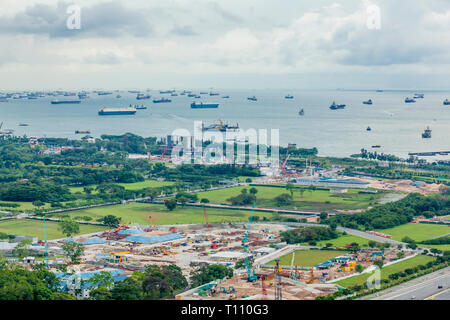 01 maggio 2018 - Vista dello stretto paesaggio aeree sottosviluppate, regione di pianificazione oltre a Marina Bay ed il centro di nucleo di Singapore Foto Stock