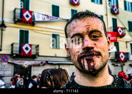 Highlights della battaglia di colore arancione, Ivrea, vicino a Torino, Italia, dove i tubi espulsori arancione sull'attacco a terra i tubi espulsori arancione che defende stessi sul carrello, con corse di Orange Foto Stock