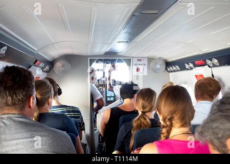 I passeggeri a bordo di una Trans maldiviano Airways (TMA)De Havilland DHC-6-300 Twin Otter idrovolante, Oceano Indiano, Maldive Foto Stock