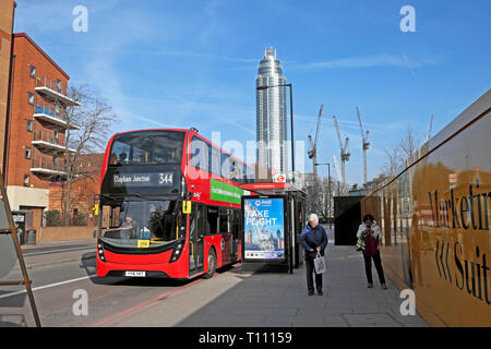 Un rosso double decker bus 344 Clapham Junction presso la fermata degli autobus dall Ambasciata Americana su Nine Elms Lane street view di St George tower Londra UK KATHY DEWITT Foto Stock
