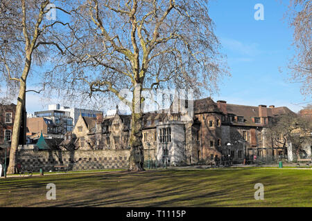 Una vista della Certosa di edifici storici e Charterhouse Square nella luce del sole nella zona di Smithfield Islington City of London EC1 Inghilterra UK KATHY DEWITT Foto Stock