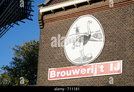 Brouwerij 't IJ micro Brewery & De Gooyer Windmill in Amsterdam, Paesi Bassi. Foto Stock
