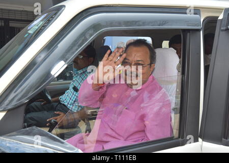 Kolkata, India. Il 17 marzo 2019. Arup Roy, Ministro in carica per la cooperazione del governo del Bengala Occidentale onde la sua mano dopo l inaugurazione del giorno-lo Foto Stock