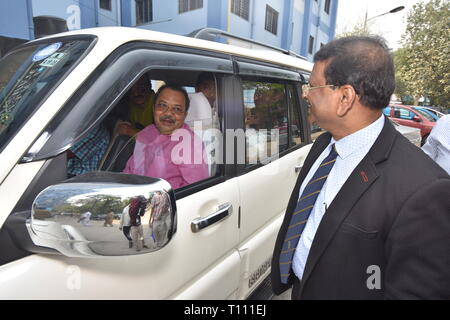 Kolkata, India. Il 17 marzo 2019. Arup Roy, Ministro in carica per la cooperazione del governo del Bengala Occidentale (all'interno dell'auto) parla con la medicina sportiva physici Foto Stock