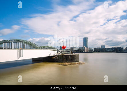 Una lunga esposizione del fiume Reno a livello di acqua alta a Colonia in Germania nel 2019. Foto Stock