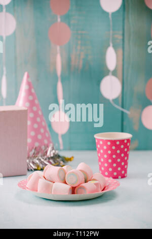 Festa di compleanno di articoli con marsh mallow sul tavolo Foto Stock