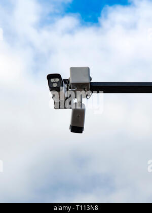 Le telecamere di sorveglianza di fronte blu cielo Foto Stock