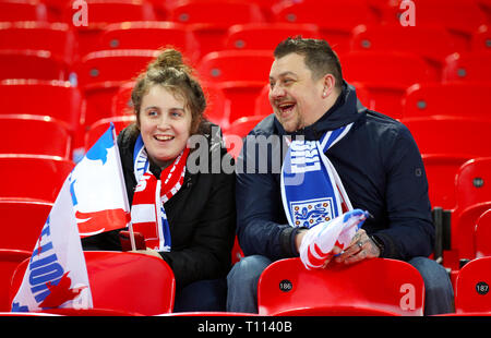 Tifosi inglesi in gabbie davanti a UEFA EURO 2020 qualifica, gruppo una partita allo stadio di Wembley, Londra. Foto Stock