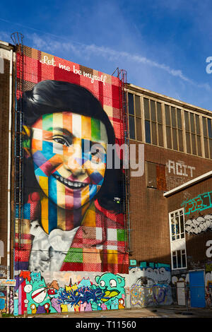 Murale della casa di Anne Frank di Eduardo Kobra presso la Street Art Museum a NDSM in Amsterdam Noord, Paesi Bassi. Foto Stock