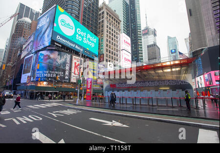 Il TKTS ticket booth in Times Square a New York City, NY, STATI UNITI D'AMERICA. Foto Stock