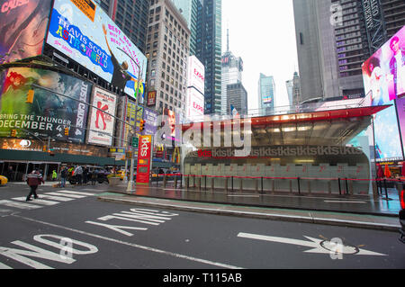 Il TKTS ticket booth in Times Square a New York City, NY, STATI UNITI D'AMERICA. Foto Stock