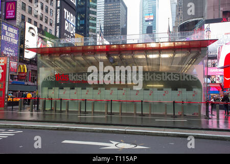 Il TKTS ticket booth in Times Square a New York City, NY, STATI UNITI D'AMERICA. Foto Stock