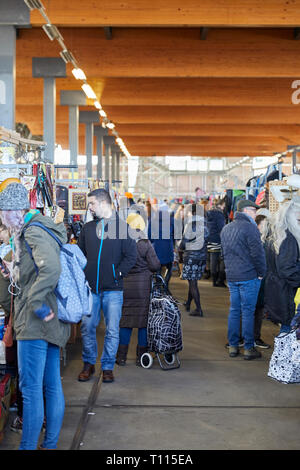 IJ Hallen mercato mensile a NDSM in Amsterdam Noord, Paesi Bassi, è il più grande mercato delle pulci in Europa. Foto Stock