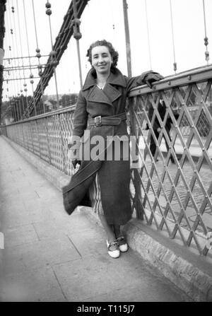 Ben vestito di moda giovane donna che pongono la Gran Bretagna 1930 Foto Stock