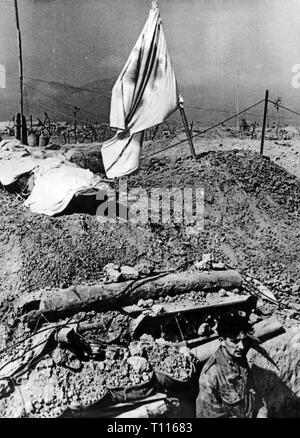 Indocina Guerra 1946 - 1954, la battaglia di Dien Bien Phu, 13.3. - 7.5.1954, bandiera della croce rossa per il ricovero di un ospedale da campo, 26.3.1954, malati bay, malati baie, medical corps organizzazione, assistenza sanitaria, assistenza sanitaria, piroga, rifugi, Viet Nam, Vietnam del Nord, guerre, Indocina francese, Indocina, colonia francese, guerra coloniale, militare, esercito, eserciti, paratroop, paracadutisti, paracadutista, Para, paracadutisti, capoversi, Airborne Forces, persone, Francia, xx secolo, anni cinquanta, battaglia, battaglie, bandiera, bandiere, croce, croci, rifugio, rifugi, combattere l'ospedale di supporto, co, Additional-Rights-Clearance-Info-Not-Available Foto Stock