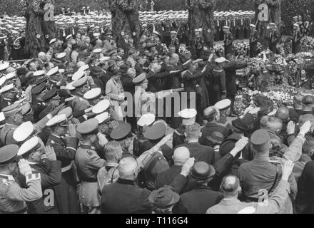 Guerra civile spagnola 1936 - 1939, attentato il tedesco della corazzata 'Deutschland' a Ibiza il 29.5.1937, la solenne cerimonia di sepoltura dei morti sul cimitero della marina militare, parco cittadino di Wilhelmshaven, 17.6.1937, nel centro il Cancelliere del Reich Adolf Hitler, Additional-Rights-Clearance-Info-Not-Available Foto Stock