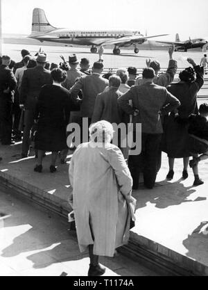 Trasporti / trasporto, aviazione, aeroporto, Germania, aeroporto di Frankfurt am Main, partenza del football club Eintracht Francoforte a New York, 2.5.1951, Additional-Rights-Clearance-Info-Not-Available Foto Stock