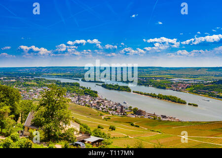 Antenna ottima vista del paesaggio della valle del Reno con i suoi vigneti inclinata, la città Rüdesheim am Rhein sotto e il fiume isola Rüdesheimer Aue,... Foto Stock