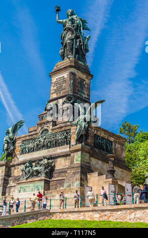 Grande immagine del Niederwalddenkmal in formato verticale, un monumento situato nel Niederwald, vicino a Rüdesheim am Rhein in Hesse, Germania. La Germania... Foto Stock