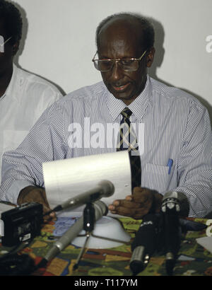 Il 27 ottobre 1993 generale Mohamed Farah Aidid dando una improvvisata conferenza stampa per i media internazionali a Mogadiscio, in Somalia. Foto Stock