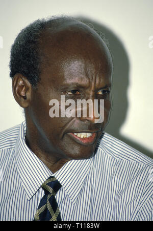 Il 27 ottobre 1993 generale Mohamed Farah Aidid dando una improvvisata conferenza stampa per i media internazionali a Mogadiscio, in Somalia. Foto Stock