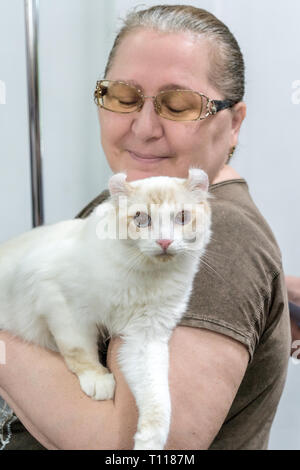 Mosca, Russia - 15 luglio 2018: Il proprietario del gatto bianco nelle sue braccia Foto Stock