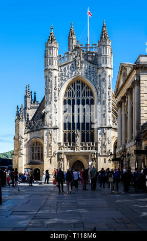 I turisti di fronte al fronte ovest di Abbazia di Bath Foto Stock