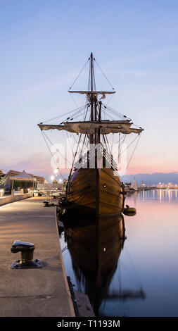 Galeone nel porto di Valencia a sunrise Foto Stock