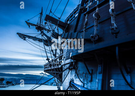 Galeone nel porto di Valencia a sunrise Foto Stock