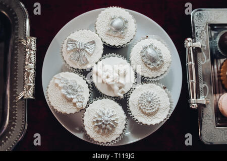 Bella deliziose torte, colore bianco. Caramelle brillante, dolce. Foto Stock