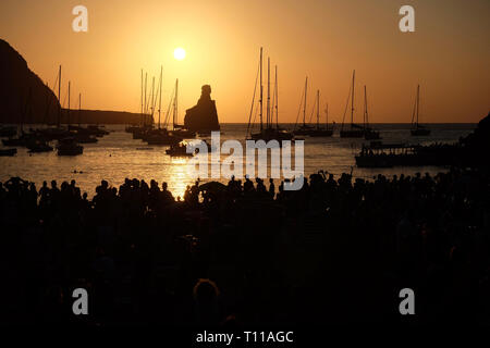 Bellissima isola di Ibiza sunset,Cala Spiaggia Benirras, in Spagna, in una sequenza di immagini dallo stesso punto di vista, vista di Cap Bernat Foto Stock