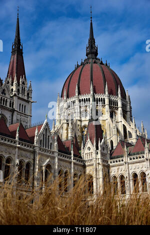 In Ungheria la neogotica del palazzo del Parlamento. Costruito da Imre Steindl tra 1885-1902, la cupola si erge 96 metri di altezza. Budapest, Ungheria, l'Europa. Foto Stock