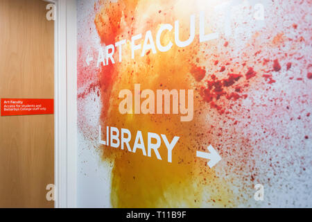 Le foto all'interno di una libreria di college con un sacco di studenti e di libri intorno a. Foto Stock