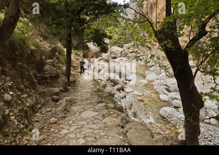 Trekking su un percorso tortuoso attraverso la gola di Samaria, a sud ovest di Creta, Grecia Foto Stock