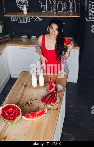 Brunette aspettano di bambino e godendo della maternità Foto Stock