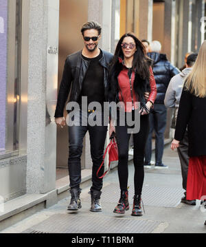 Alex Belli e attrice venezuelano Delia Duran shopping a Milano con: Alex Belli, Delia Duran Dove: Milano, Italia Quando: 19 Feb 2019 Credit: IPA/WENN.com * * disponibile solo per la pubblicazione in UK, USA, Germania, Austria, Svizzera** Foto Stock