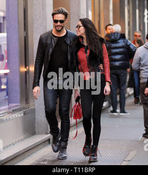 Alex Belli e attrice venezuelano Delia Duran shopping a Milano con: Alex Belli, Delia Duran Dove: Milano, Italia Quando: 19 Feb 2019 Credit: IPA/WENN.com * * disponibile solo per la pubblicazione in UK, USA, Germania, Austria, Svizzera** Foto Stock