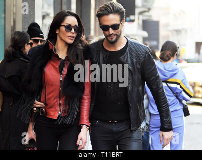 Alex Belli e attrice venezuelano Delia Duran shopping a Milano con: Alex Belli, Delia Duran Dove: Milano, Italia Quando: 19 Feb 2019 Credit: IPA/WENN.com * * disponibile solo per la pubblicazione in UK, USA, Germania, Austria, Svizzera** Foto Stock