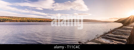 Panorama stitch come il sole tramonta sul Loch Ness, Novembre 2017 Foto Stock